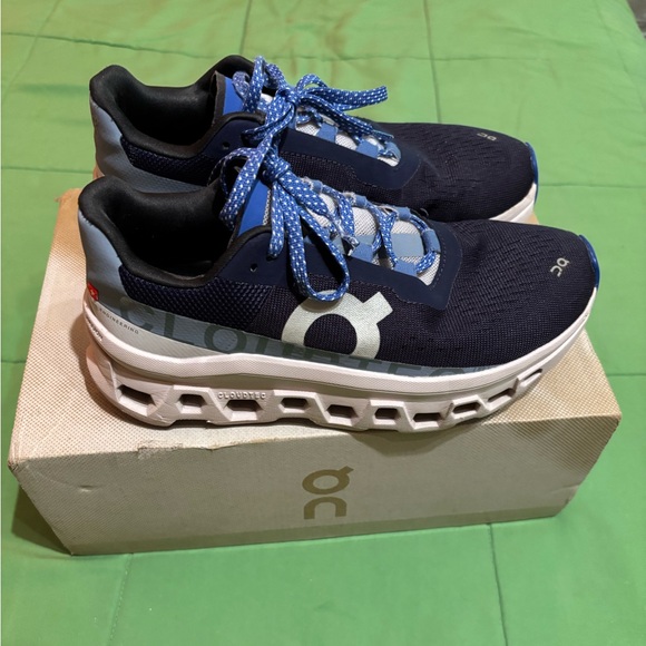 WOMENS ON CLOUDMONSTER SIZE 6 | lavender açaí / looks more blue than purple - Picture 2 of 9